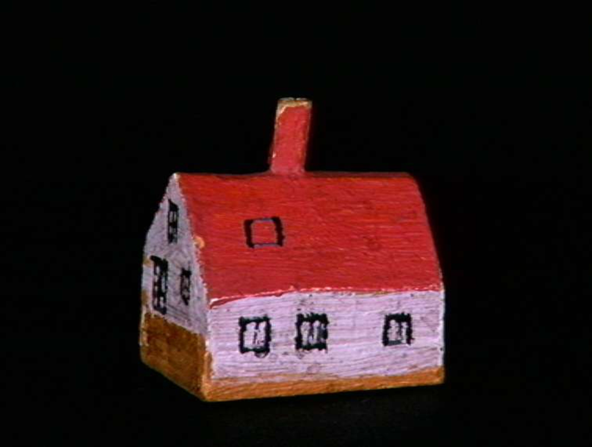 Sett med ca 200 leketøyhus laget av tre i forskjellige former og farger.