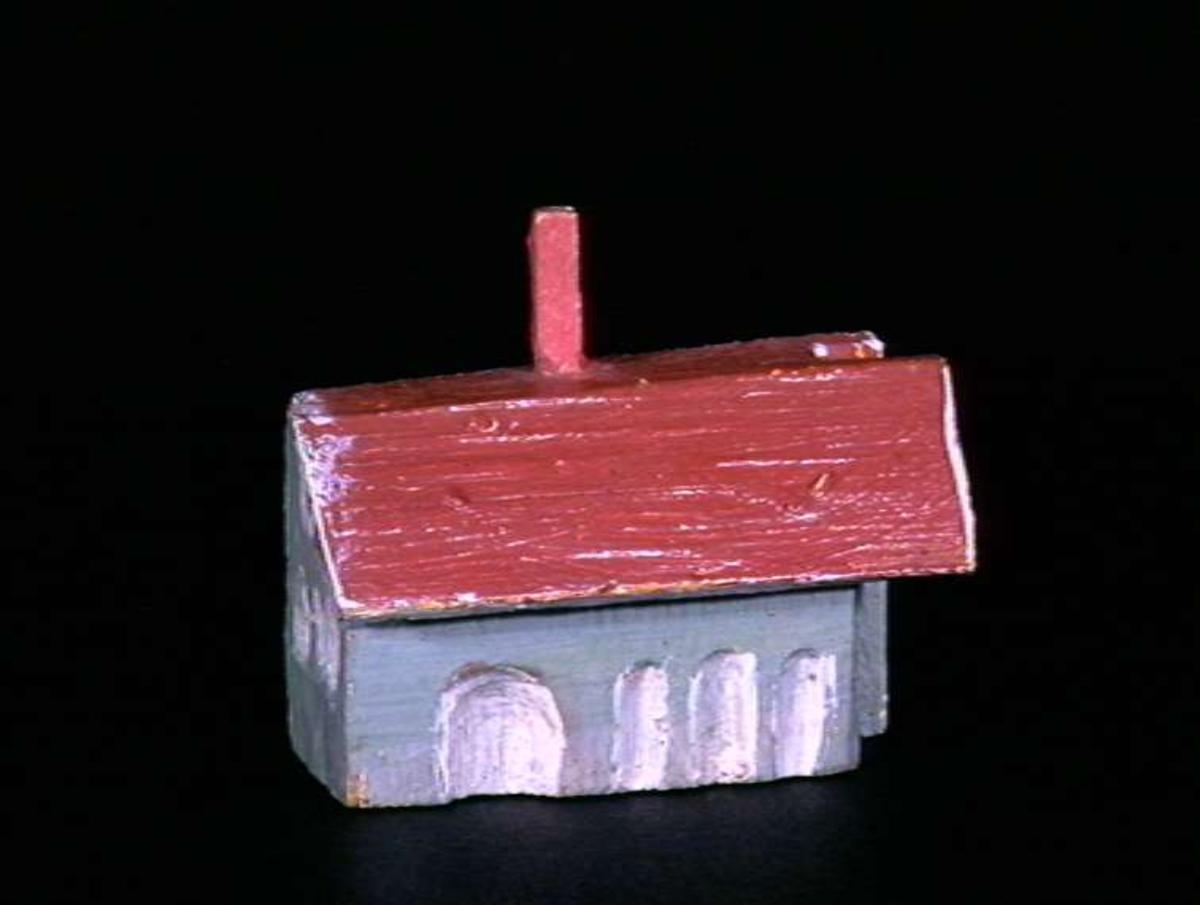 Sett med ca 200 leketøyhus laget av tre i forskjellige former og farger.