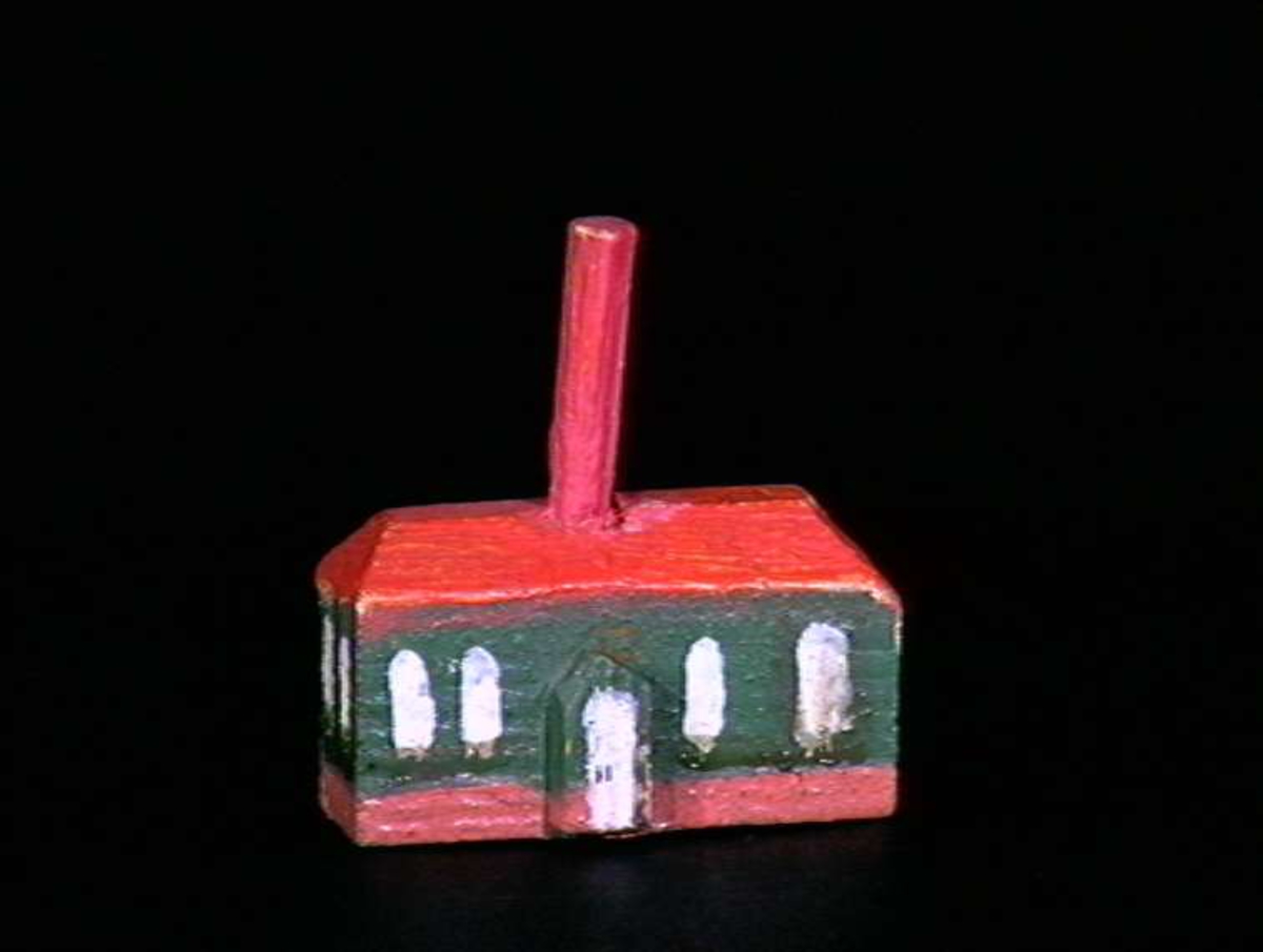 Sett med ca 200 leketøyhus laget av tre i forskjellige former og farger.