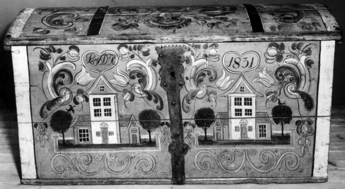 Kiste med buet lokk. Rosemalt lokk og front. På front også malt to hus.