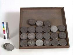 Boks, lønningsboks, 22 stk. på brett