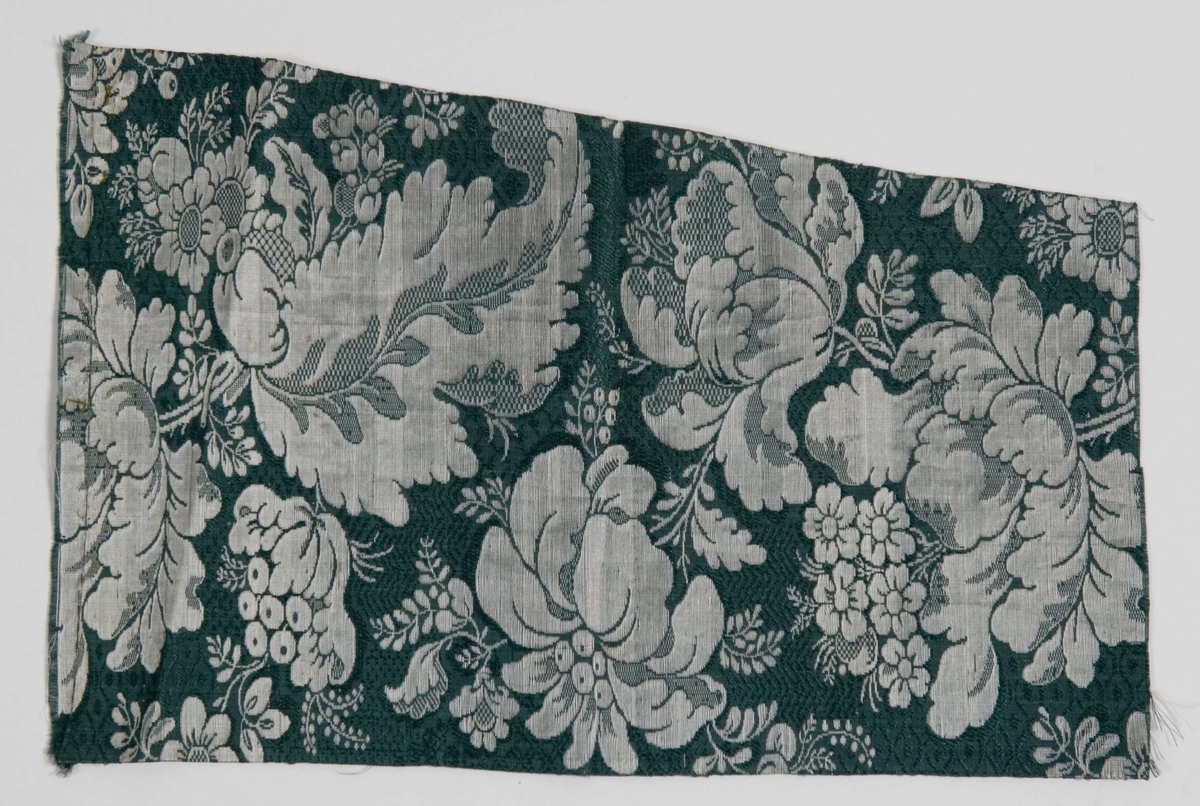 Stoffprøve i silkedamask med flotterende mønster i bunn