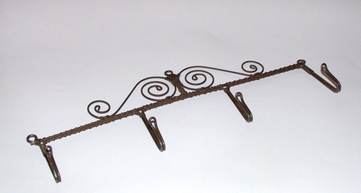 Knaggrekke av jern, 4 knagger, spiralformet dekor
