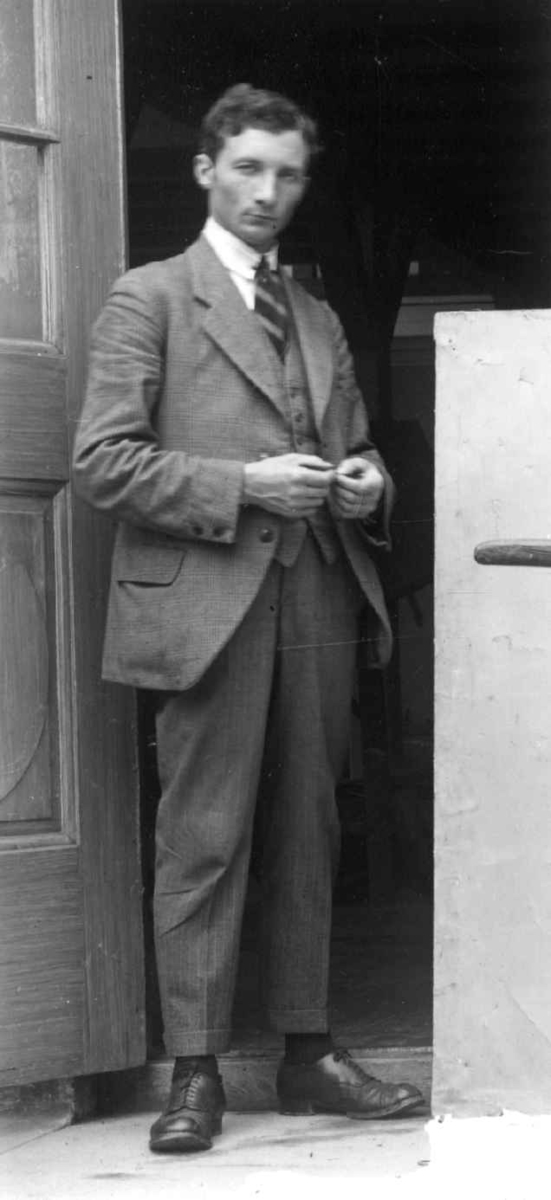 Hilmar Stigum, konservator på Norsk Folkemuseum, fotografert i 1927.