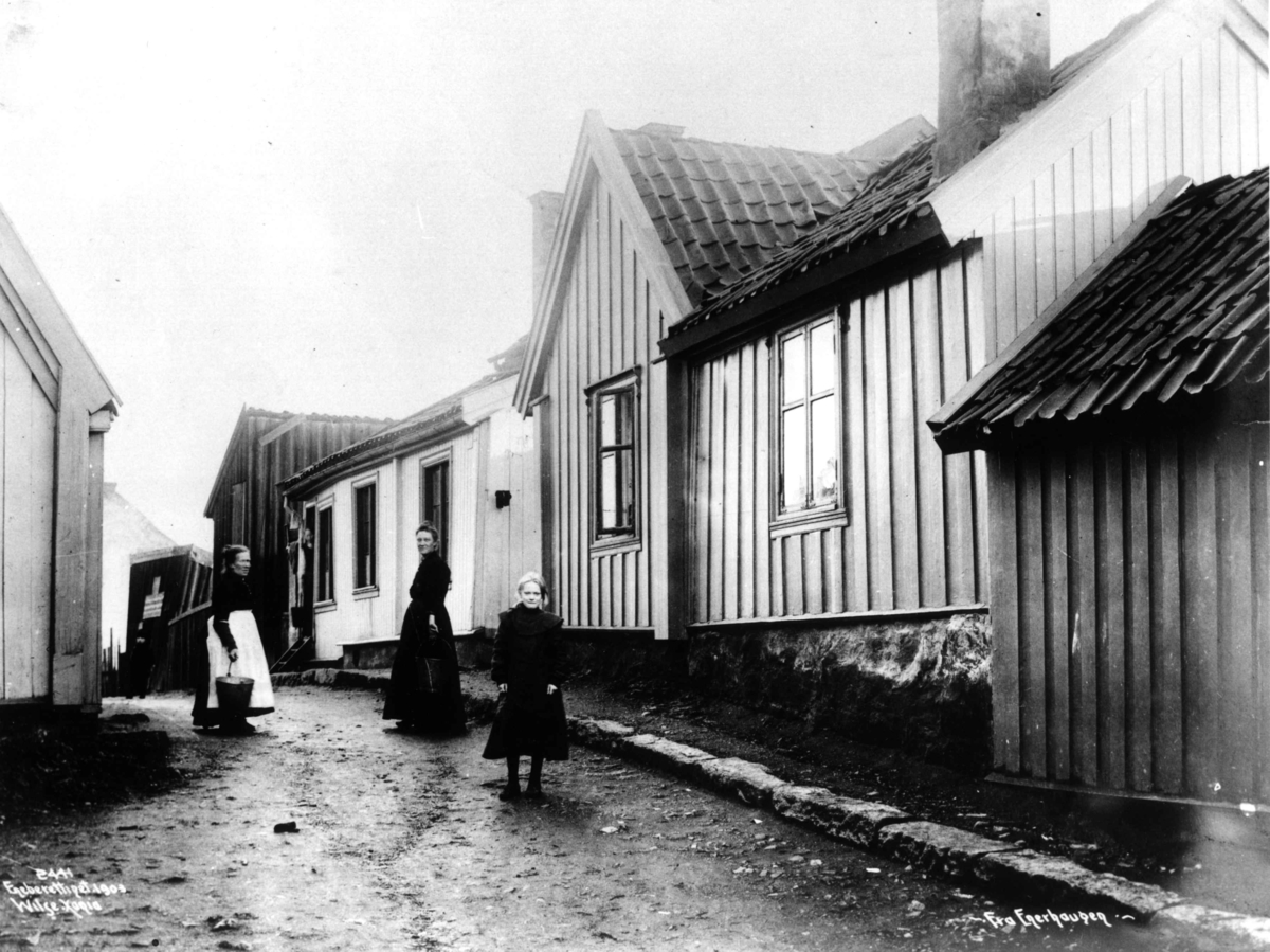 Enerhaugen, Oslo 1903. Smal bygate med trehus og mennesker.