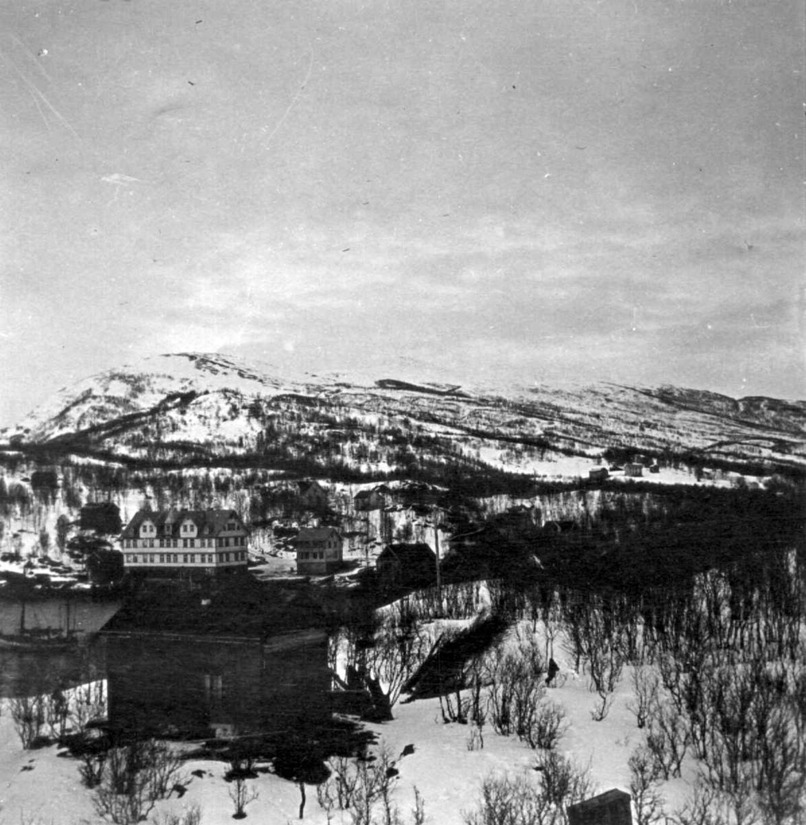 Landskap. Fra Finnsnes i Lenvik kommune, Troms. Fotografert april 1914.