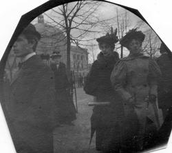 Mennesker langs Karl Johans gate, Oslo, med Nationaltheatret