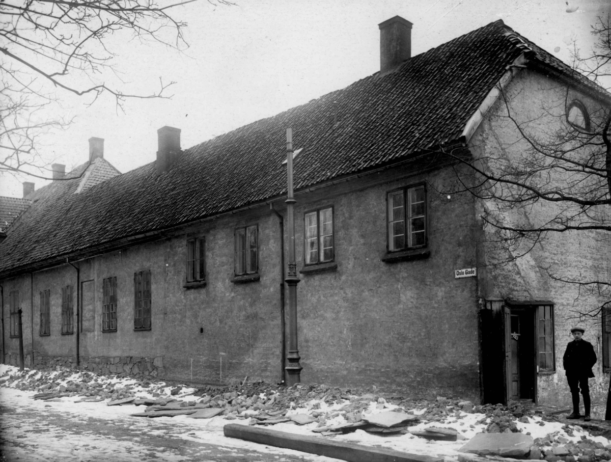 Oslo Ladegård, Oslogate 13, Oslo. Huset sett fra gata. Mann står foran dør.