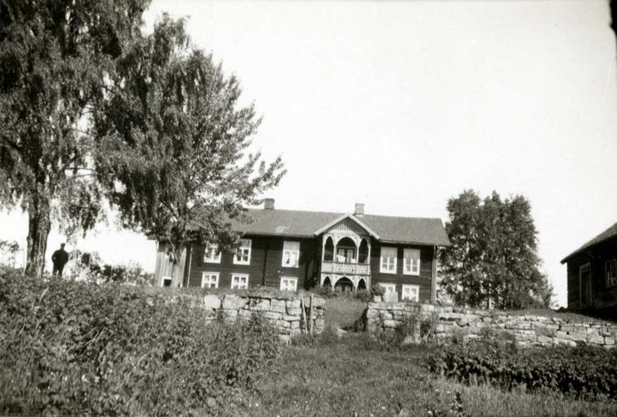 Lille Tjernli, Ringsaker, Hedmark. Våningshuset sett bak steingjerde ...