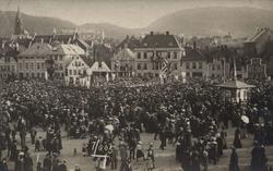 Postkort fra Engen i Bergen med Johanneskirken i bakgrunnen.