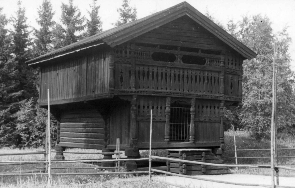 Grimsgardloftet fra Nes i Hallingdal. Fotografert på Norsk folkemuseum, 1940.