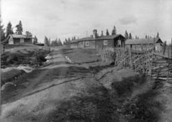 Øvre Rendal, Nord-Østerdal 1920 årene. Seterbuer, vei, skiga