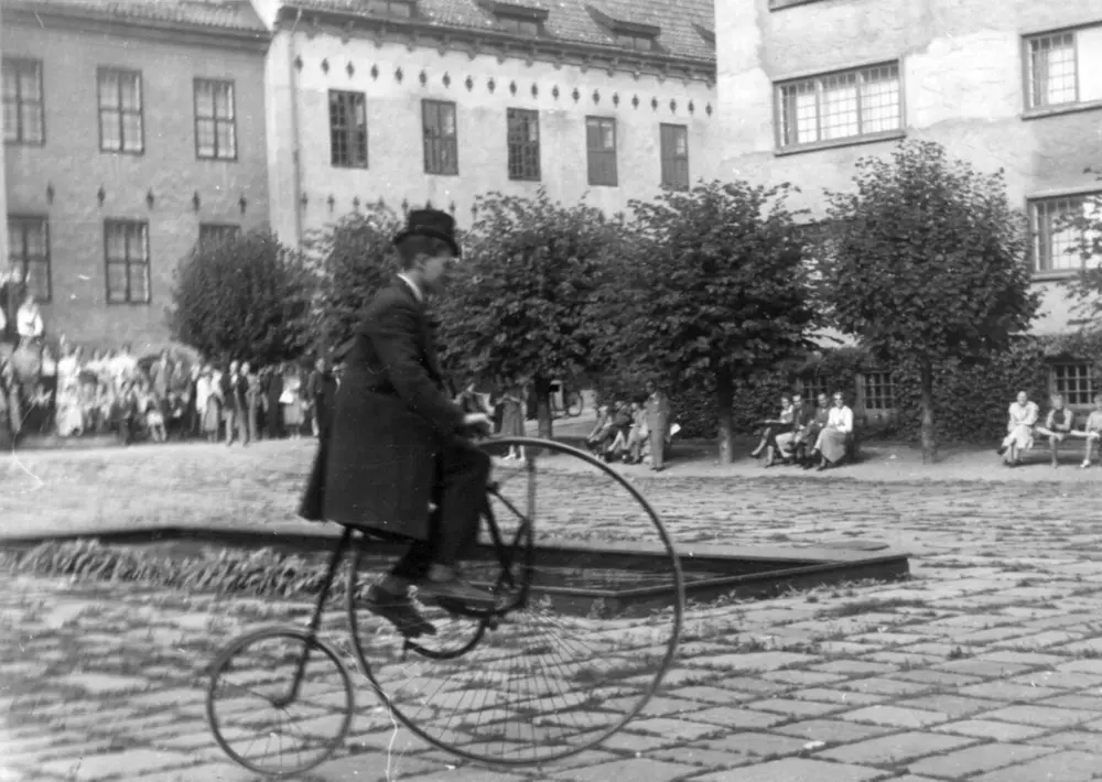 Sykkelkavalkade på Norsk Folkemuseum i 1949. Haugen viser frem en "Veltepetter" fra 1870-årene.