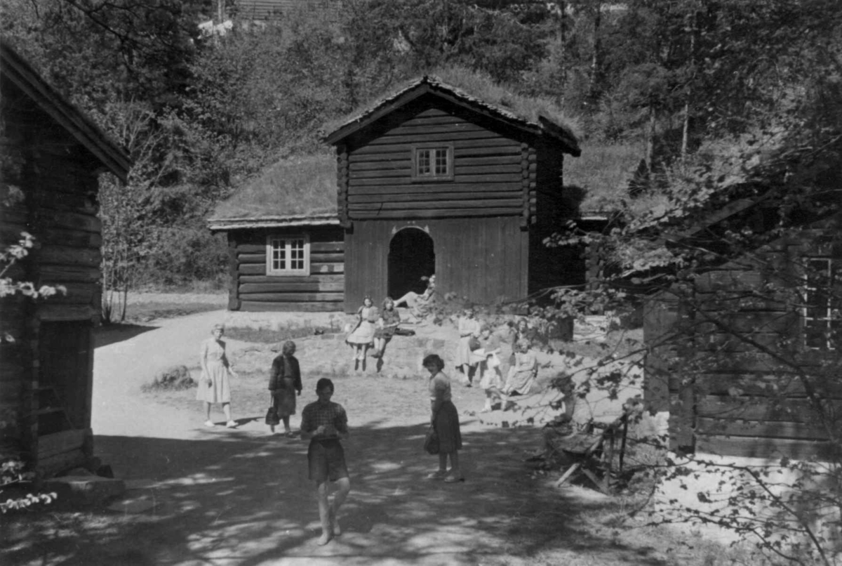 Skolebarn i Østerdalstunet på Norsk folkemuseum, 1951.