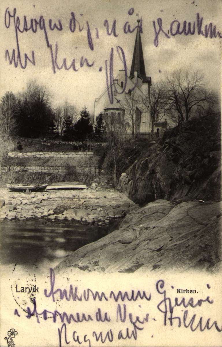Postkort. Robåt ligger ved stranden foran Larvik kirke. Stemplet 22.08.1902.