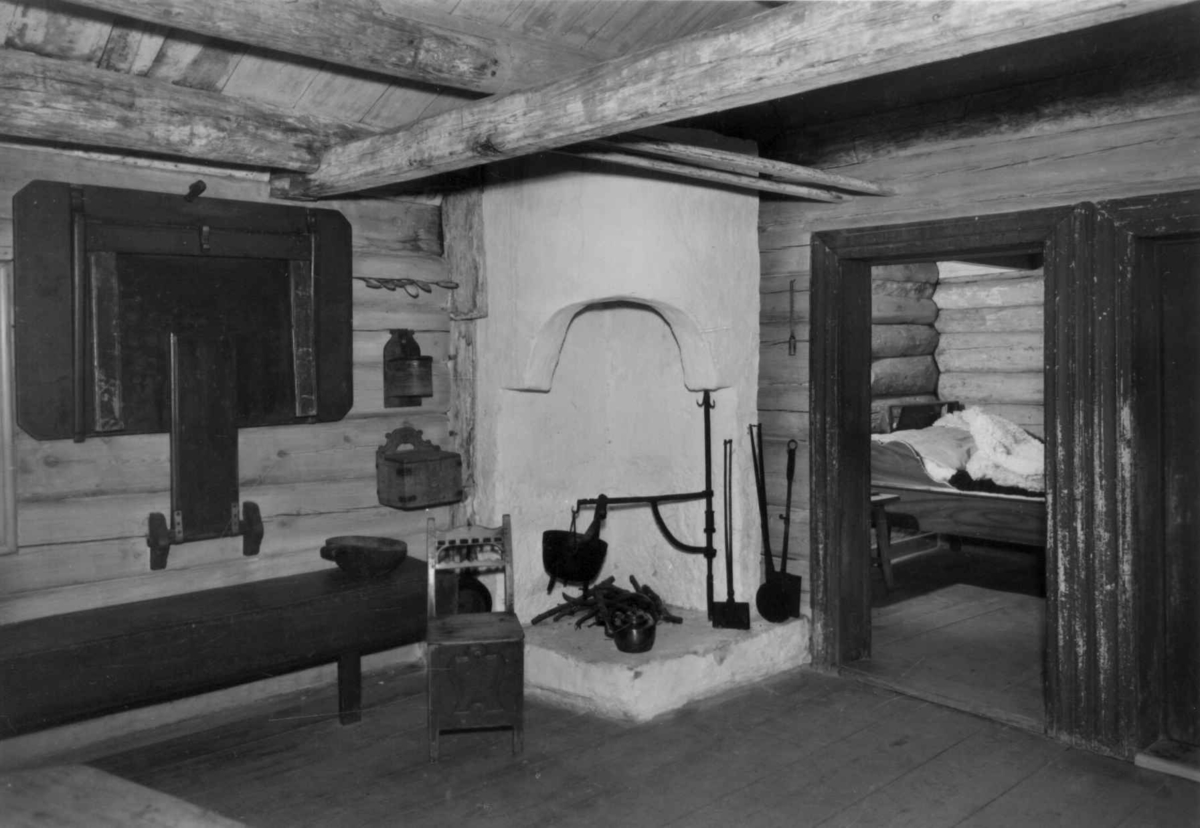Stue fra Bakarplassen under gården Mjøen i Oppdal. Interiør. Fotografert på Norsk folkemuseum.