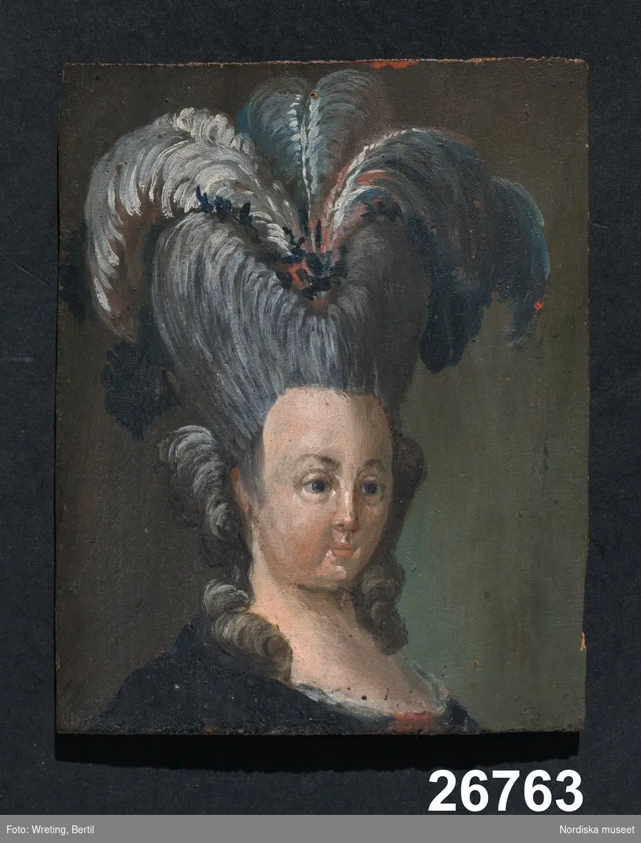 Porträtt av kvinna, bröstbild, i klänning tillhörande svenska dräkten.