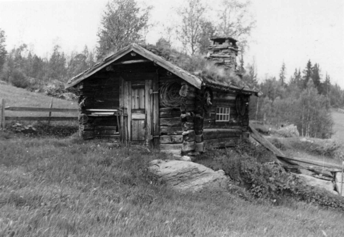 Stensås, Soknedal, Midtre Gauldal, Sør-Trøndelag. Eldhus. Foto: Arne Berg, juni 1952.
