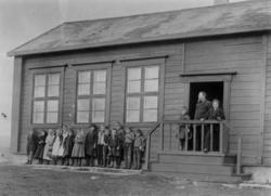 Vestre Jakobselvs første skole, Vadsø, Finnmark. Lærer Thoma