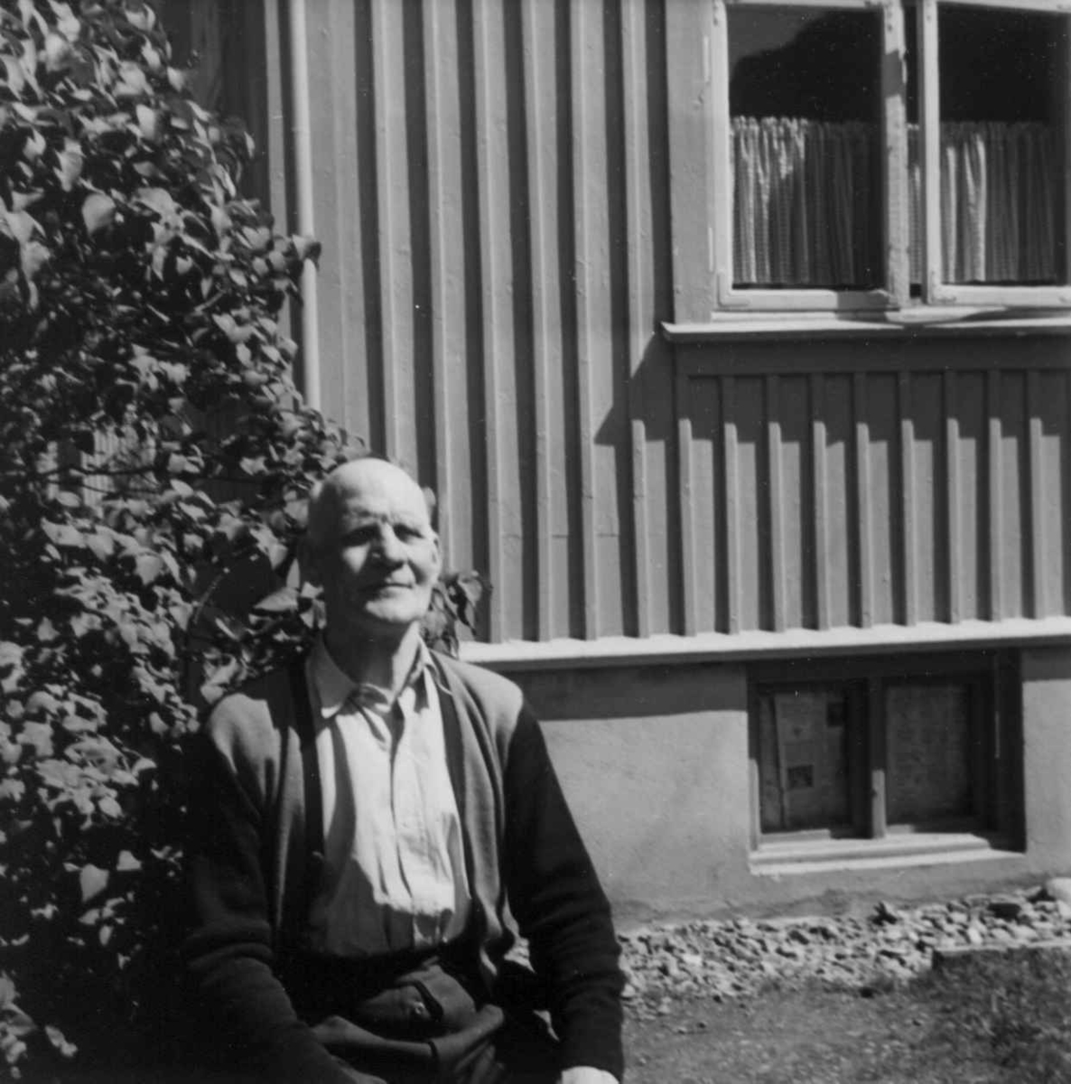Karl Gustavsen sitter utenfor huset sitt i Rjukan i Telemark. Han var tidligere annleggsarbeider.