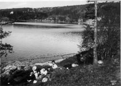 Ulvøya, Oslo 1908. Oversiktsbilde. Fjorden i forgrunnen. Gru