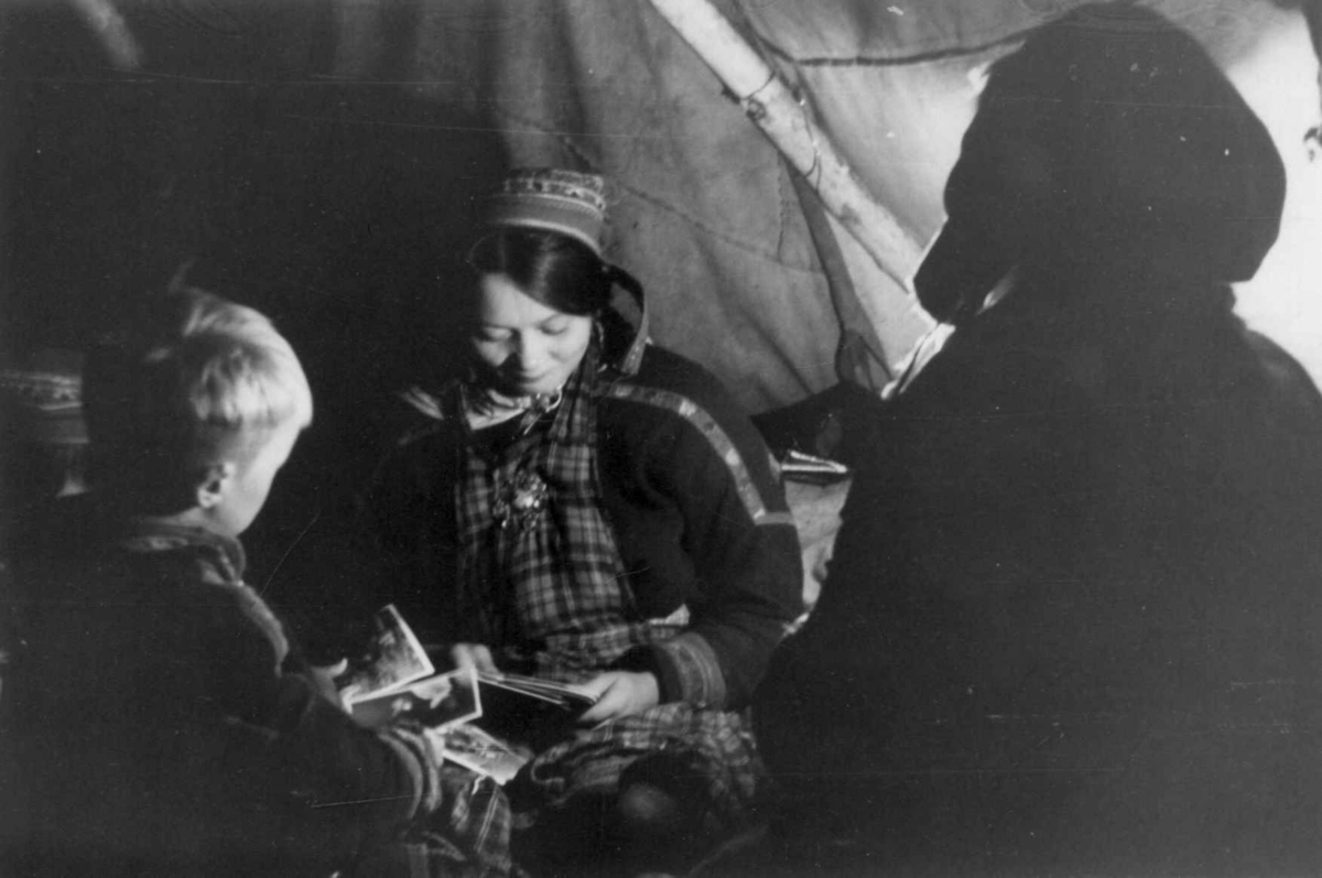 Portrett av Ellen Persdatter Bulljo, i telt, aug. 1953.