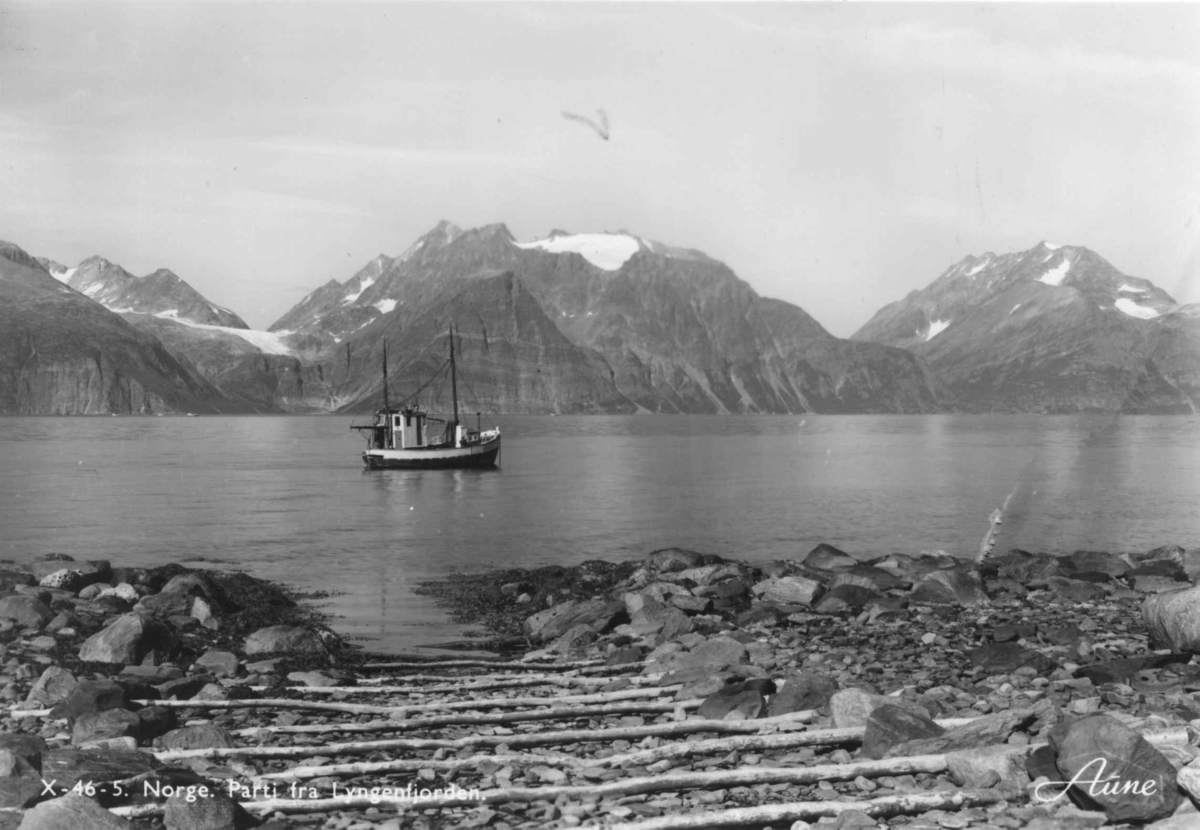 Parti fra Lyngenfjorden med fiskebåt. - Norsk Folkemuseum / DigitaltMuseum