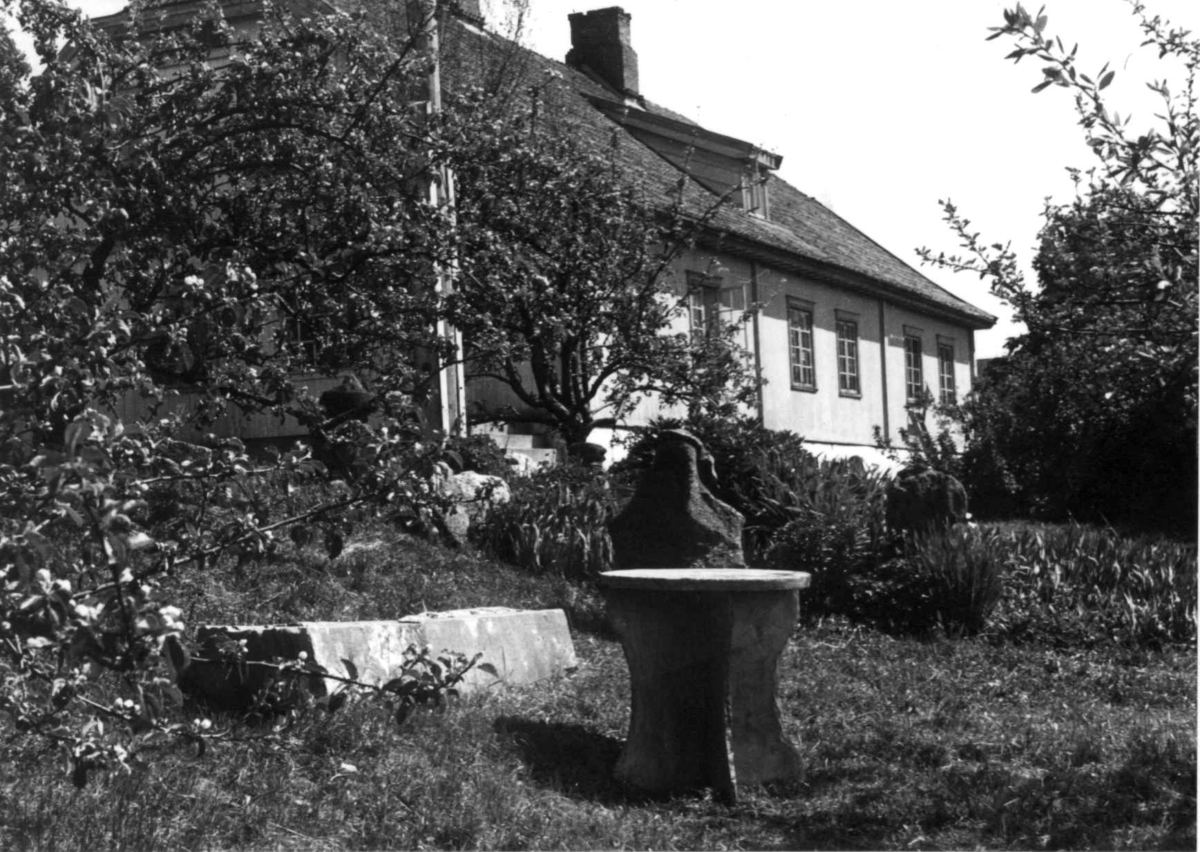 Huseby, Stange, Hedmark. Hovedbygningen sett fra hagen. 
Fra dr. Eivind S. Engelstads storgårdsundersøkelser 1955