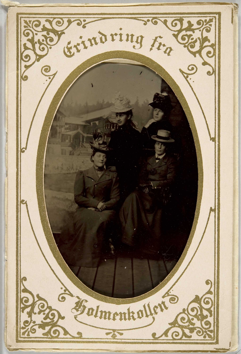 Portrett av fire kvinner fotografert foran bakteppe med motiv fra Holmenkollen, Oslo. Den ene er Emma Aall, antatt nederst til høyre, gift med Hans J. Aall.