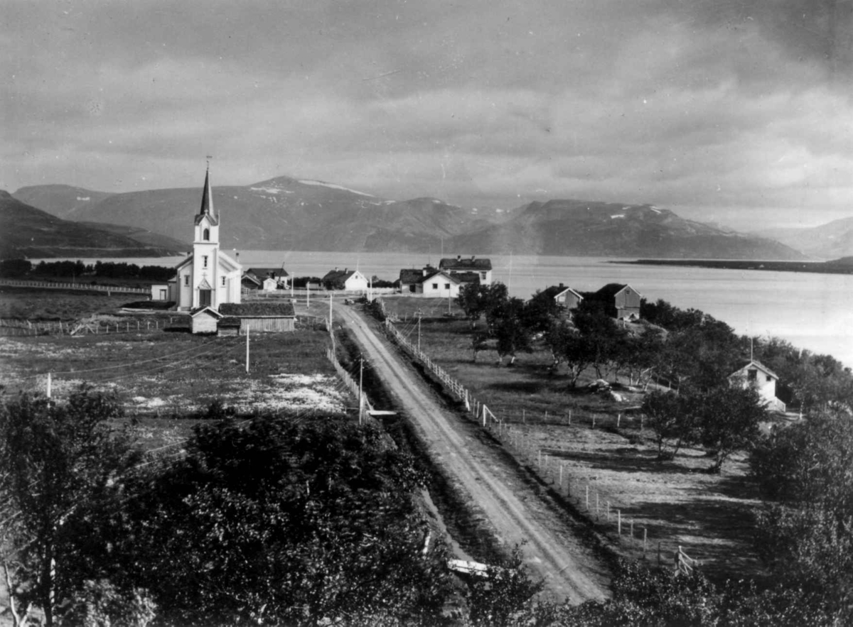 Bebyggelse og landskap rundt Tana kirke, 453, Tana, Finnmark, antatt 1899, fotografert fra doktorgården der.