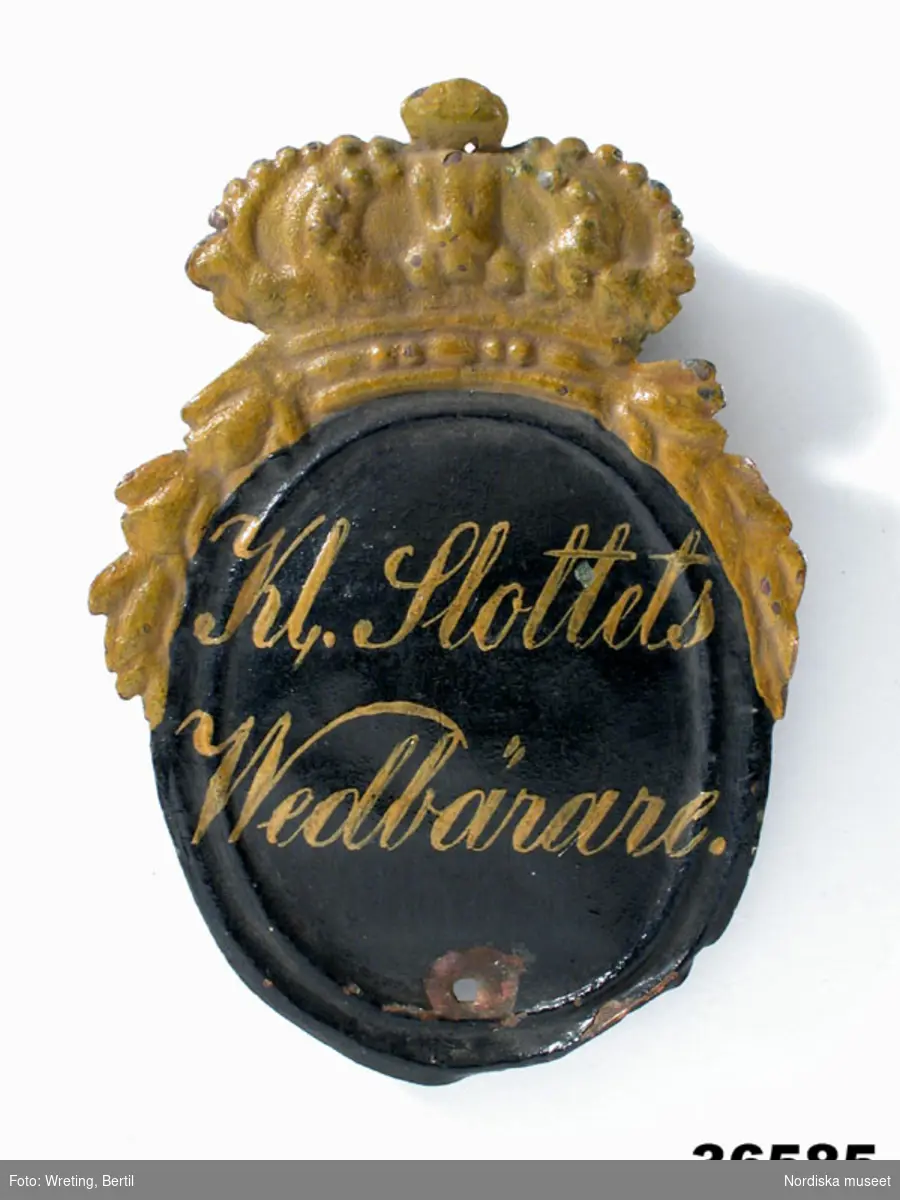 Huvudliggaren:
"Pollett. Märkt: 'Kl. Slottets Wedbärare.' Ink. gm dr A. Hazelius i Stockholm jämte 36.586 28/7 1883."