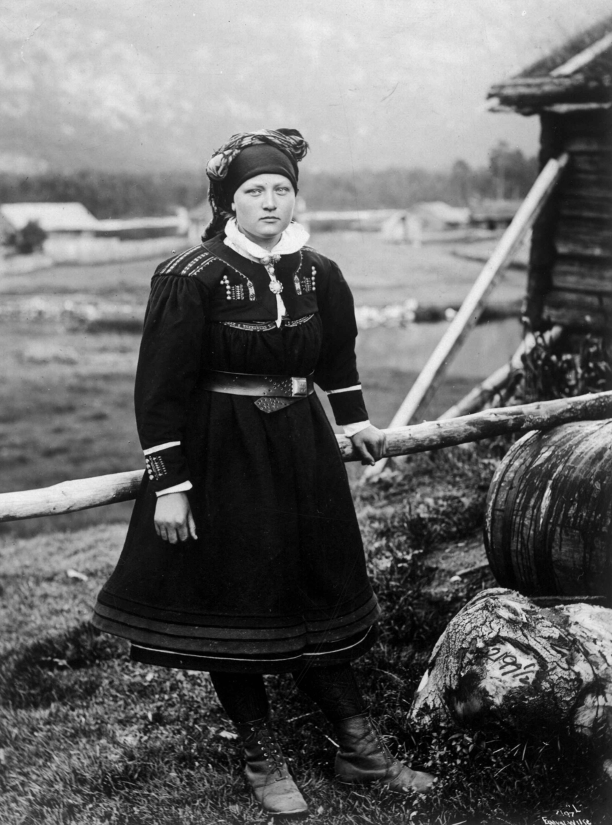 Kvinne i folkedrakt fra Setesdal i 1888. Antakelig brukt som postkort hos Mittet.