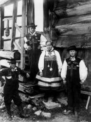 Brudepar på trapp til loft på Ose gård i Bygland i 1888. Lof