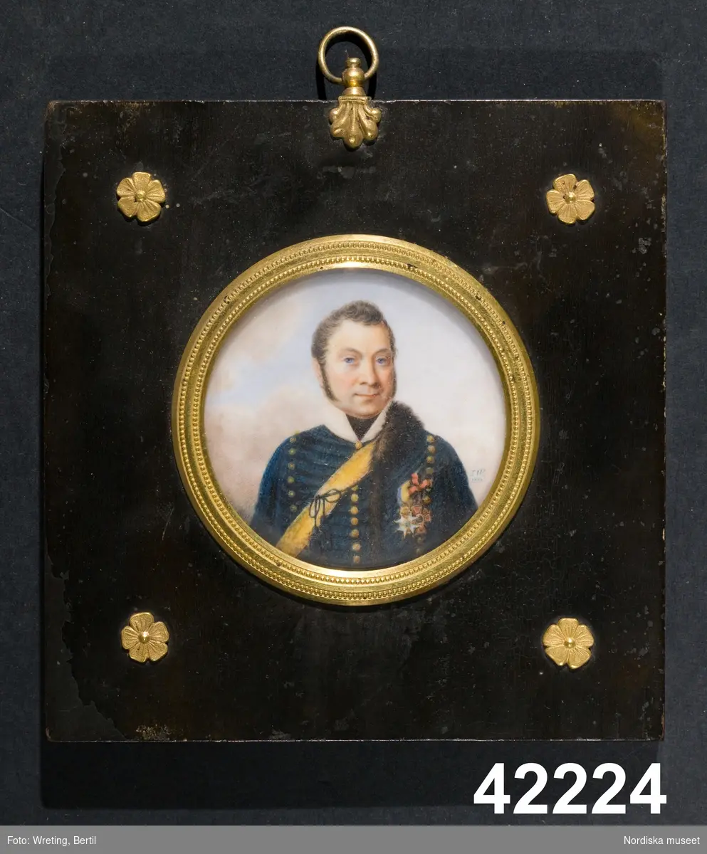 Porträtt av herre iklädd uniform, midjebild i trekvartsprofil.