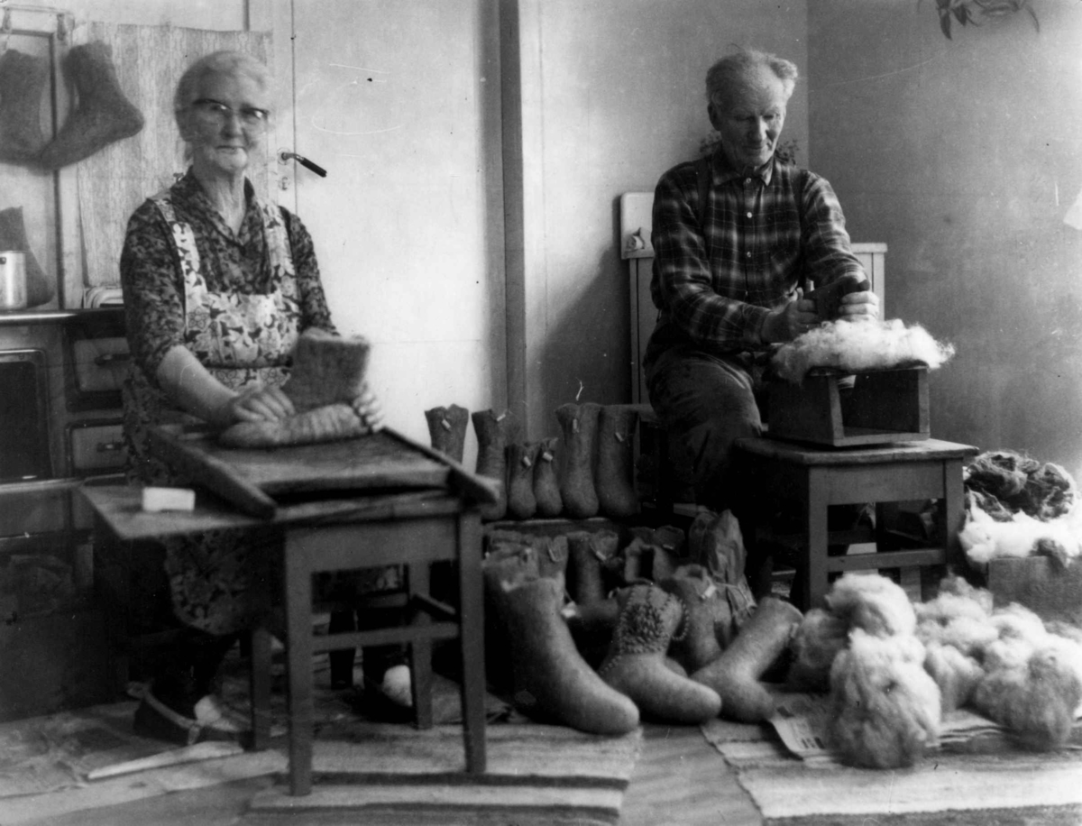 Laging av ull-ladjer. Kristine og Peder Arntsen lager ull-ladjer, fottøy, på kjøkkenet. Sørfold, Nordland.