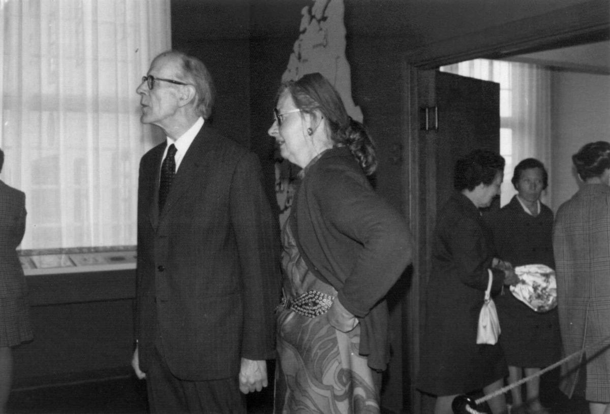 Reidar Kjellberg og Unni Fûrst under åpningen av utstillingen:
Rønnaug Pettersens Bunadsdokker.
Bunaden og tradisjonen attom i 1974.