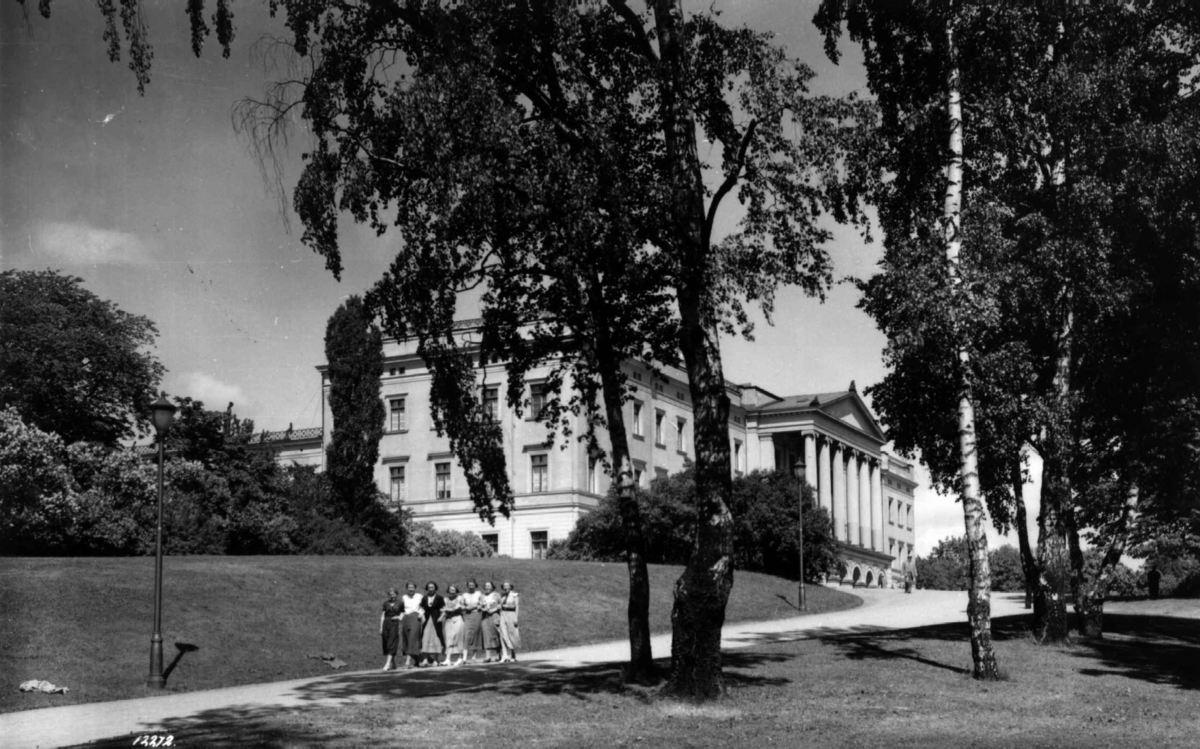 Slottet og Slottsparken, Drammensveien 1, Oslo 1934 sett fra Drammmensveien. Kvinner som går arm i arm, gjennom parken på vei mot Drammensveien. 