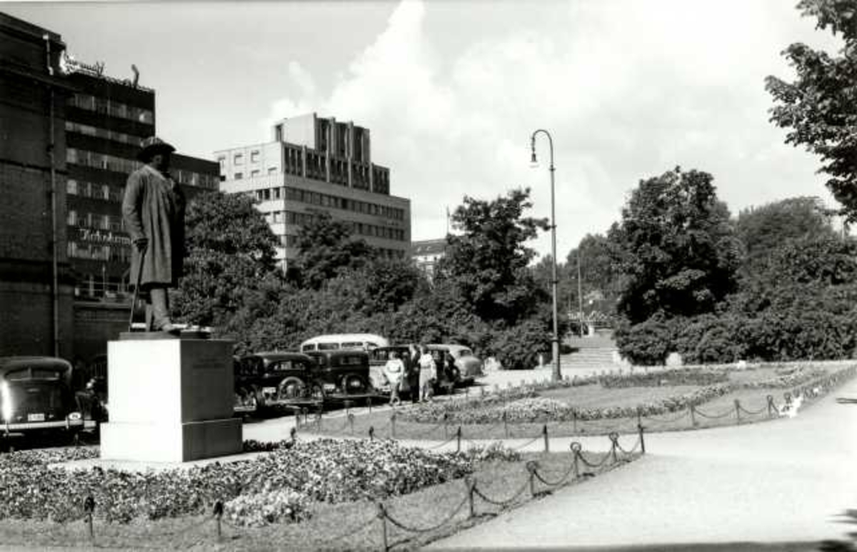 Studenterlunden, Oslo 1939. Statue av skuespiller Johannes Brun i parken med parkerte biler bak.