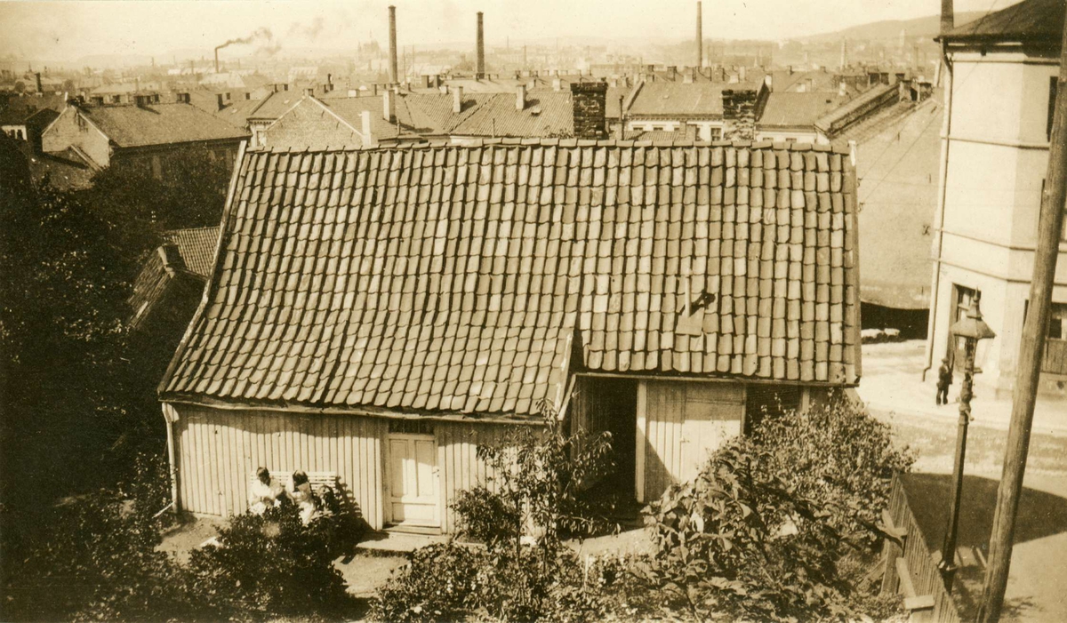 Johannesgata 1, Enerhaugen, Oslo 1921-22. Lite trehus med barn på gårdsplassen.
