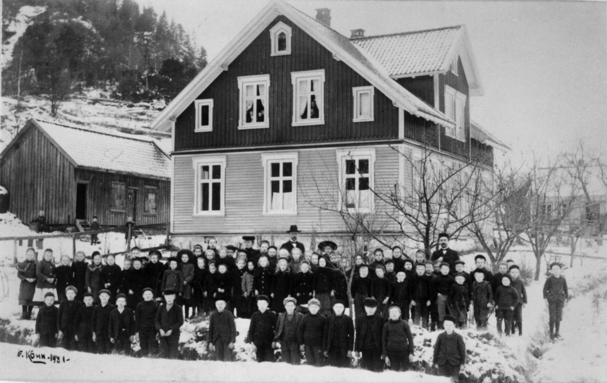 Mosby skole i Vest-Agder, ca. 1908. Elever oppstilt foran skolen.