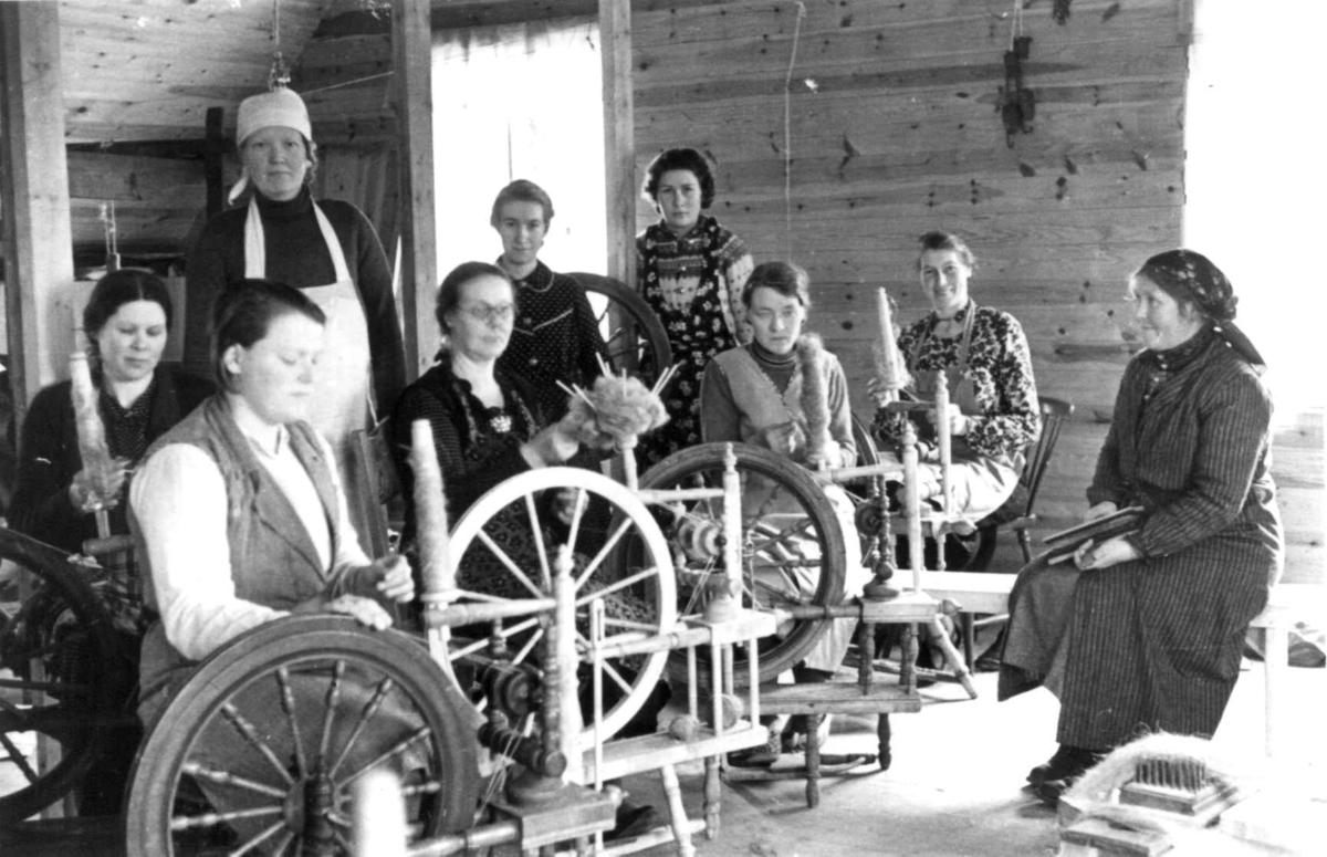 Kvinner på linspinnerkurs sitter ved rokker og spinner. Lyngdal, Vest-Agder.