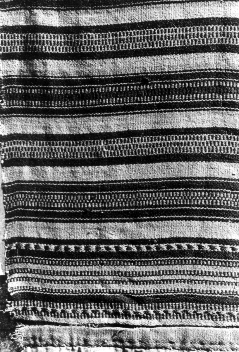 Detalj av teppe, toskaft og smettebord. Eiken, Hægebostad, Vest-Agder 1941.