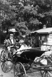 Sykkelkavalkade, sept. 1983. Inger Lise Christie med familie