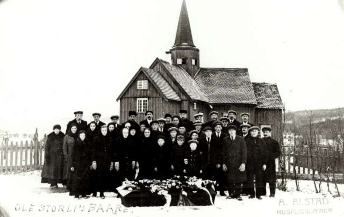 Begravelse, Budalen, Sør-Trøndelag ant. ca.1920. Ole Storlis båre og begravelsesfølget oppstilt utenfor kirke. Bildet stemplet: A. Alstad, husflidslærer.