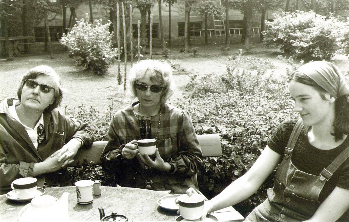Randi M. Johannesen, Kate Sevåg og Anne Kjellberg tar spisepausen ute i friluftsmuseet en dag i 1974.