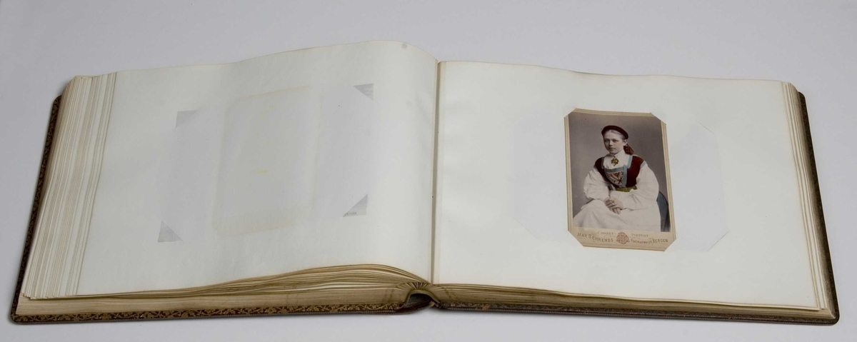 Serie motiver fra to fotoalbum i skinn, merket "NORGE I" og "NORGE II". De fleste - 174 av ialt 206 originalpositiver - er tatt av fotograf Axel Lindahl (1841-1906) på hans første reiser i Norge 1884 og 1885. 

