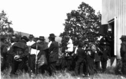 Bryllup, Valle, Setesdal, Aust-Agder, antatt 1924. Forsamlin