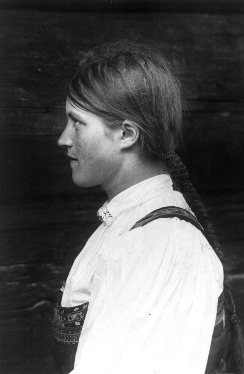 Kvinnedrakt, portrett, Valle, Setesdal, Aust-Agder, antatt 1924. Fra "De Schreinerske samlinger" (skal oppgis)..