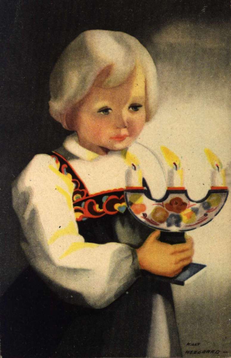 Julekort. Ubrukt. Bunadkledt pike bærer en trearmet lysestake med tente lys. Illustrert av Milly Heegaard.