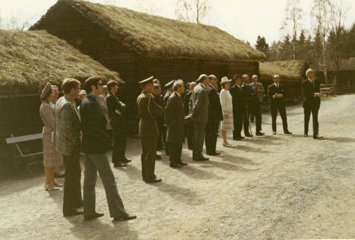 Islands president besøker NF 4/5 1971. Direktør Kjellberg orienterer i Setesdalstunet.
